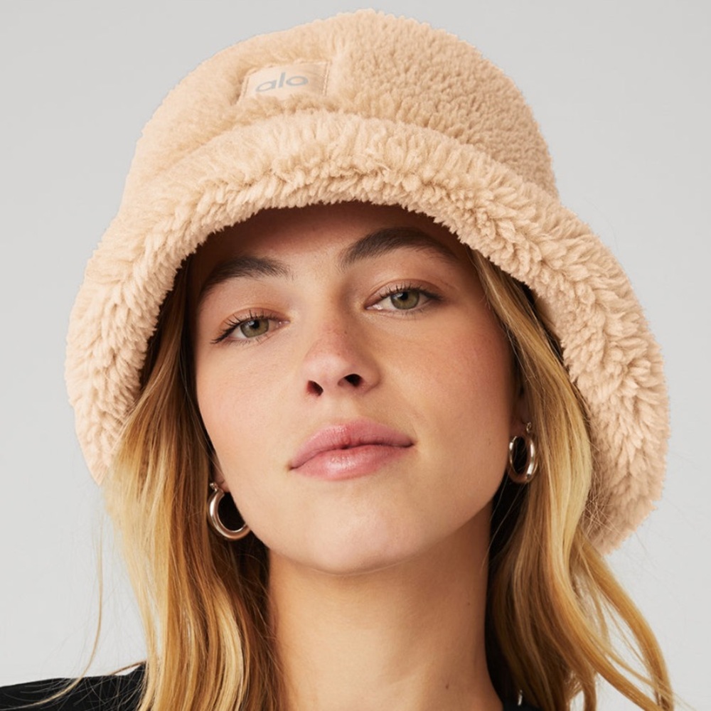 ALO Yoga Foxy Sherpa Bucket Hat in Camel